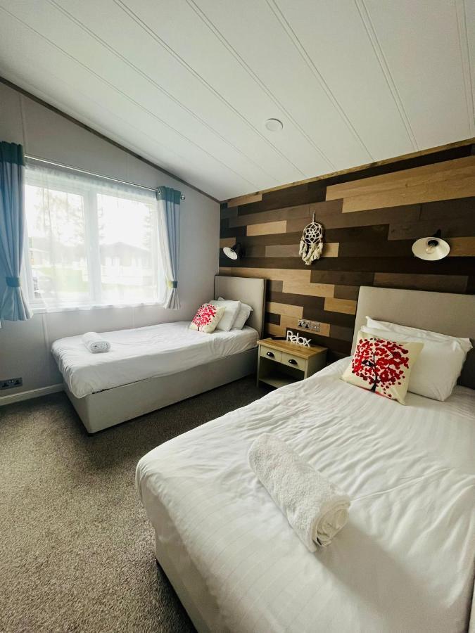 Lucky Lodge With Hot Tub ยอร์ค ภายนอก รูปภาพ